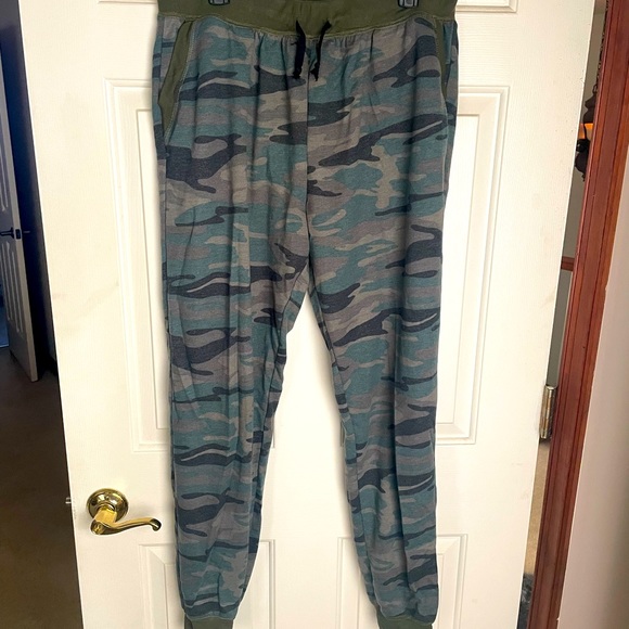 78&Sunny Camo relaxed pants - Picture 1 of 3